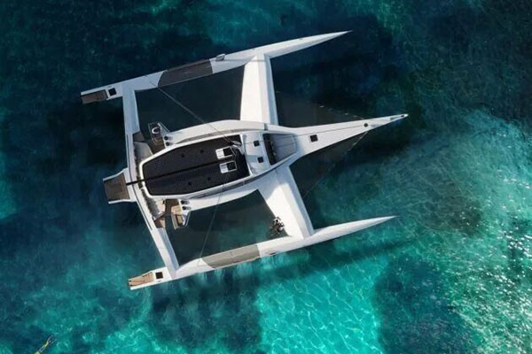 百英尺碳纖維三體帆船“阿娜希塔”號：駛向未來的綠色航程